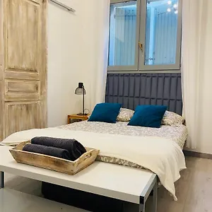Appartement Studio Intra Muros Au Calme, LʼIsle-sur-la-Sorgue